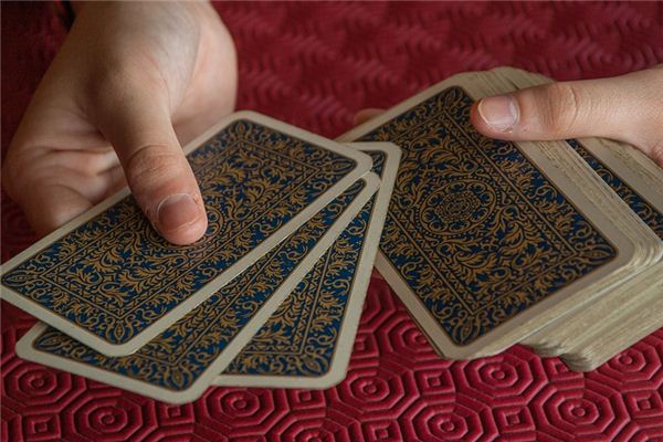 What does it mean to dream of playing cards?