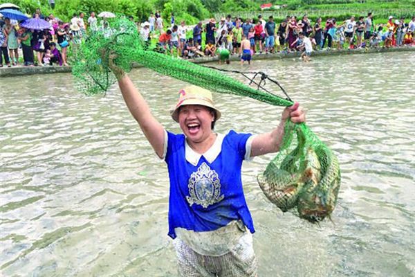 I dreamed that I was catching fish in a river.