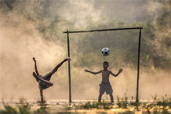 What does it mean to dream of playing football?