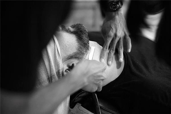 What does it mean to dream of getting a haircut and shaving? What does it mean to dream of getting a haircut and shaving?