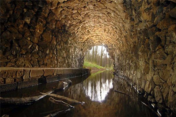 What does it mean to dream of climbing down a sewer? What does it mean to dream of climbing down a sewer?