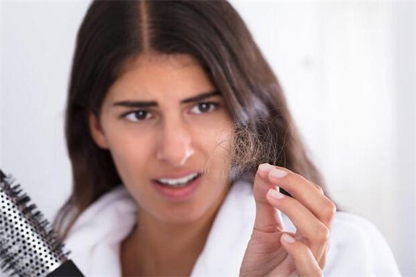 Dreaming of combing your hair and losing hair