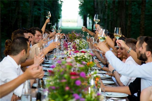 What does it mean to dream of attending a party? What does it mean to dream of attending a party?