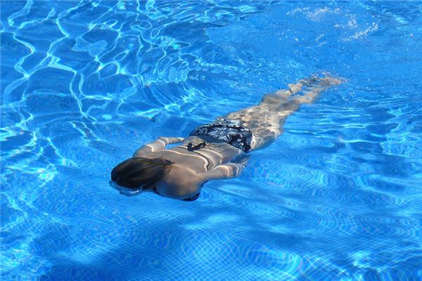 What does it mean to dream of swimming in a swimming pool?