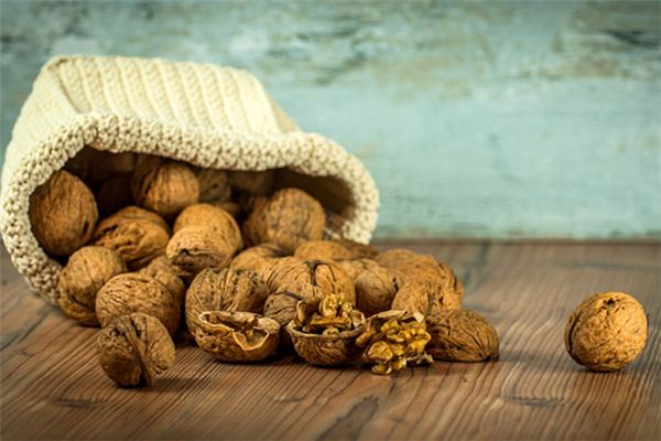 What does it mean to dream of cracking walnuts? What does it mean to dream of cracking walnuts?
