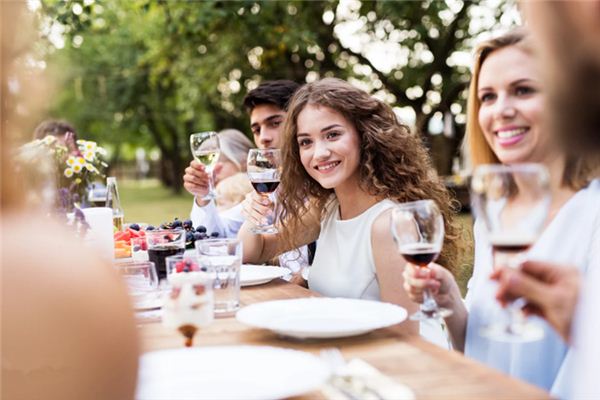What does it mean to dream of being a guest? What does it mean to dream of being a guest?