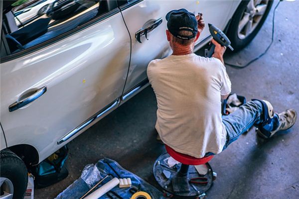 Dreaming of repairing a car Dreaming of repairing a car