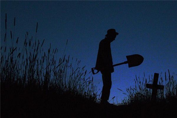 What does it mean to dream of digging a grave?