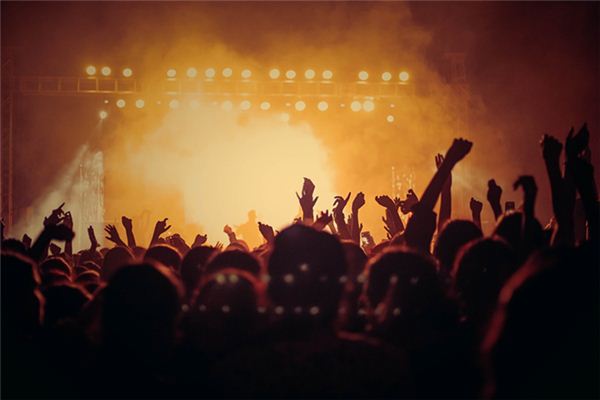 What does it mean to dream of a surging crowd? What does it mean to dream of a surging crowd?