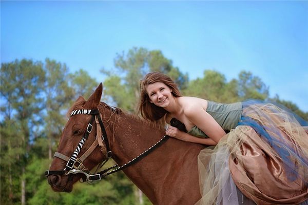 What does it mean to dream of a woman riding a horse? What does it mean to dream of a woman riding a horse?