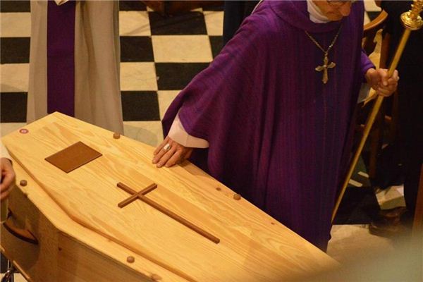 Dreaming of people carrying a coffin