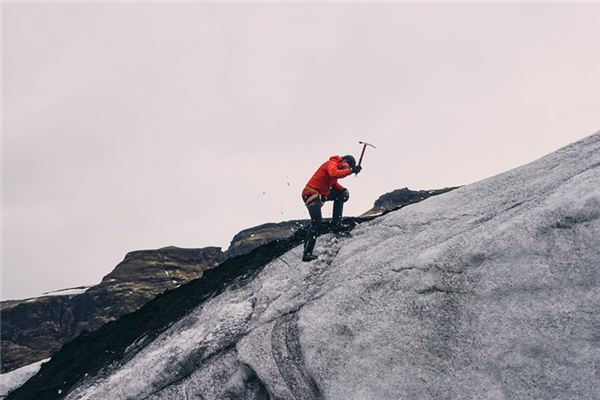 What does it mean to dream of climbing a mountain in the rain? What does it mean to dream of climbing a mountain in the rain?