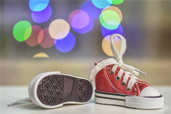 What does it mean to dream of someone giving you shoes? What does it mean to dream of someone giving you shoes?