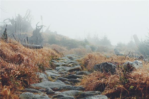What does it mean to dream of walking on a mountain road? What does it mean to dream of walking on a mountain road?