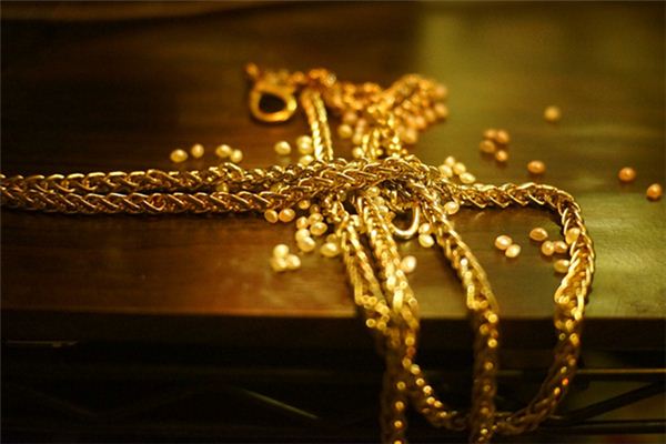 Dreaming of finding gold jewelry Dreaming of finding gold jewelry