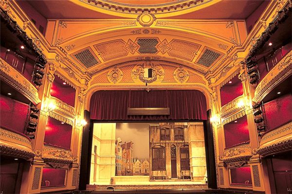 What does it mean to dream of watching a play? What does it mean to dream of watching a play?