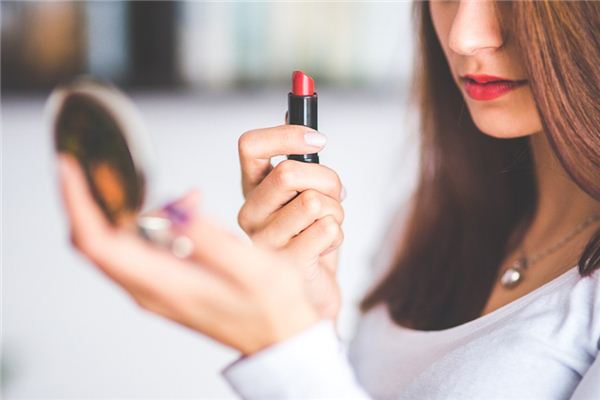What does it mean to dream of applying lipstick? What does it mean to dream of applying lipstick?
