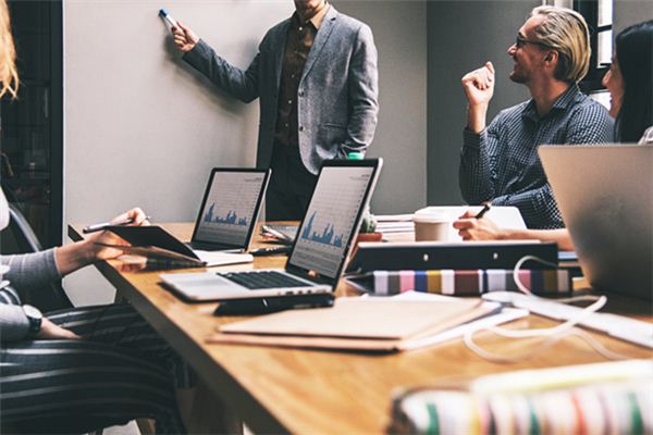 What does it mean to dream of a meeting? What does it mean to dream of a meeting?