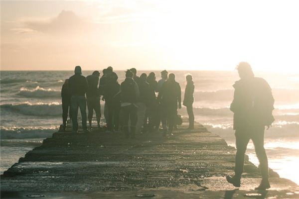 What does it mean to dream of a gathering and parting? What does it mean to dream of a gathering and parting?