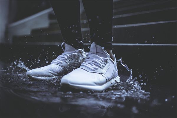 What does it mean to dream of wearing white shoes? What does it mean to dream of wearing white shoes?