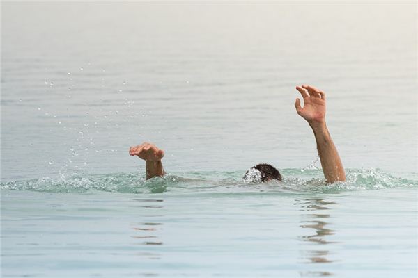 What does it mean to dream of swimming and rescuing someone? What does it mean to dream of swimming and rescuing someone?