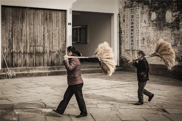 What does it mean to dream of sweeping the floor? What does it mean to dream of sweeping the floor?