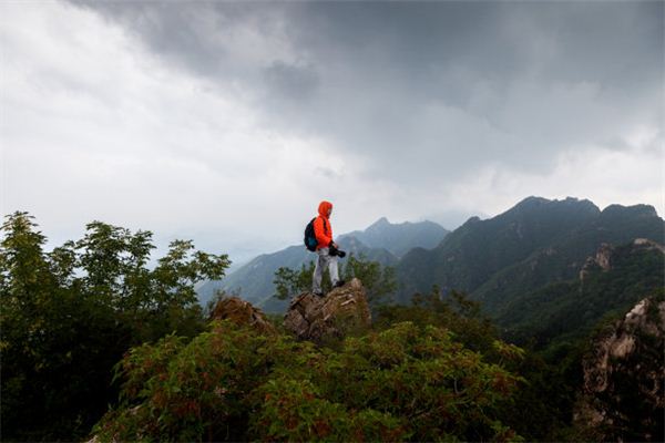 Dreaming of climbing a high mountain with great difficulty