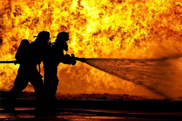 What does it mean to dream of extinguishing a fire with water? What does it mean to dream of extinguishing a fire with water?