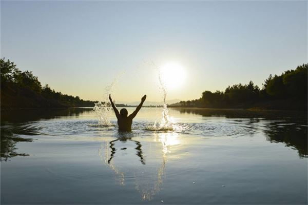 Dreaming of swimming in water