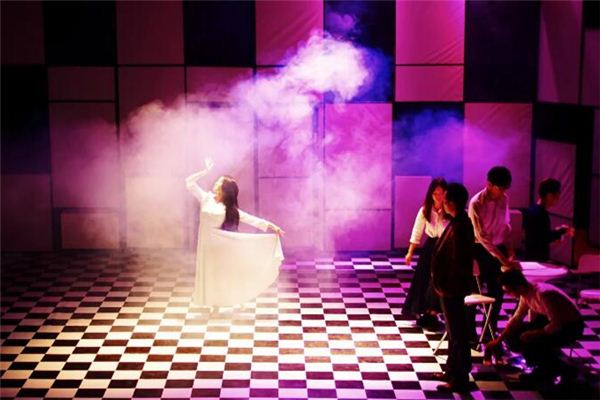 What does it mean to dream about a stage play? What does it mean to dream about a stage play?