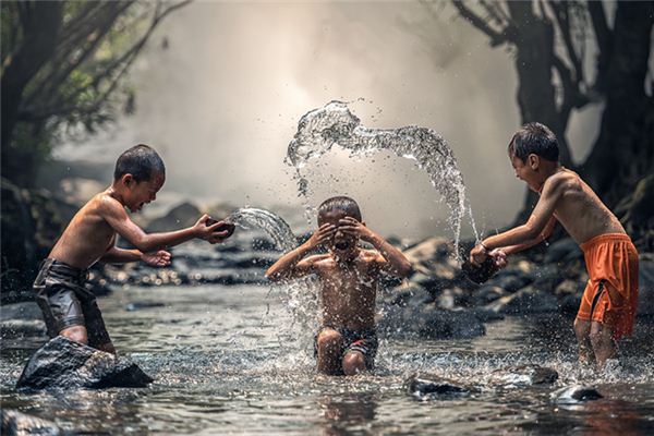 What does it mean to dream of playing in the water? What does it mean to dream of playing in the water?