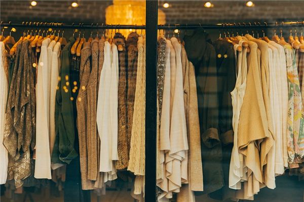 What does it mean to dream of selling clothes? What does it mean to dream of selling clothes?