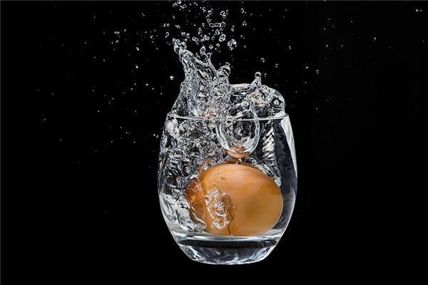 What does it mean to dream of throwing eggs? What does it mean to dream of throwing eggs?
