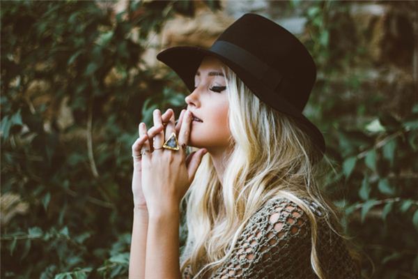 What does it mean to dream of wearing a black hat? What does it mean to dream of wearing a black hat?