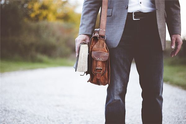 What does it mean to dream of a teacher visiting your home? What does it mean to dream of a teacher visiting your home?