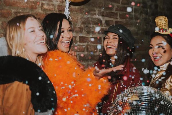 What does it mean to dream of a New Year's ball? What does it mean to dream of a New Year's ball?