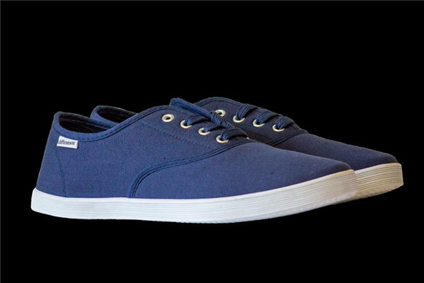 What does it mean to dream of buying cloth shoes? What does it mean to dream of buying cloth shoes?