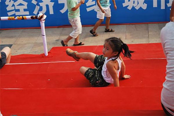I dreamt that my daughter fell from the upper floor.