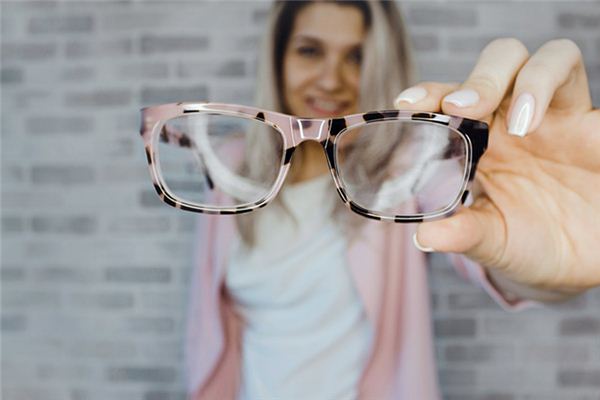 What does it mean to dream of wearing glasses? What does it mean to dream of wearing glasses?