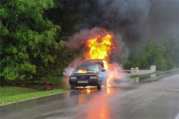 What does it mean to dream of a car exploding? What does it mean to dream of a car exploding?