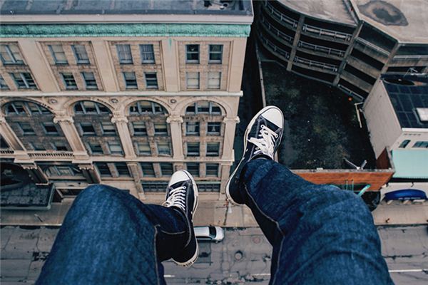 What does it mean to dream of falling from a building? What does it mean to dream of falling from a building?