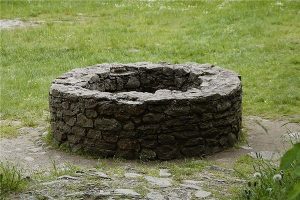 Dreaming of a woman falling into a well