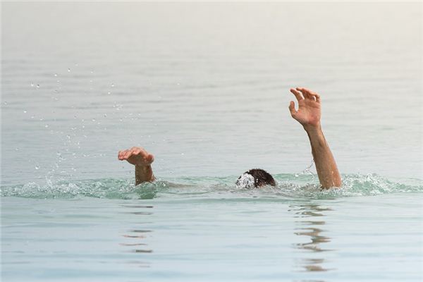 What does it mean to dream of being swept away by water? What does it mean to dream of being swept away by water?