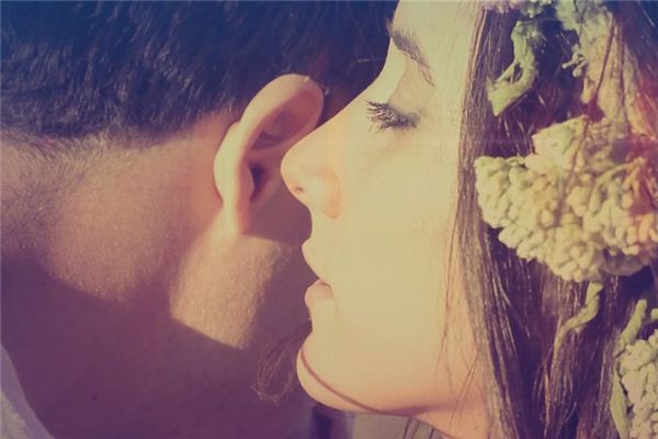 What does it mean to dream of whispering? What does it mean to dream of whispering?