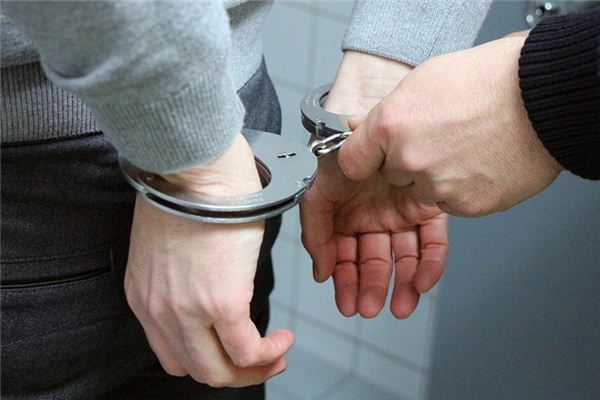 What does it mean to dream of wearing handcuffs? What does it mean to dream of wearing handcuffs?