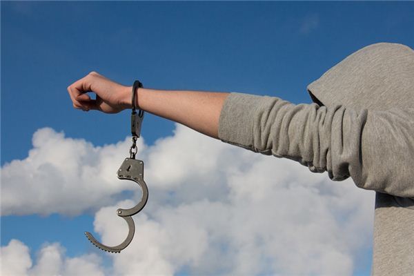 What does it mean to dream of chasing a thief?