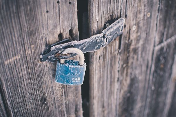 What does it mean to dream of locking a door? What does it mean to dream of locking a door?