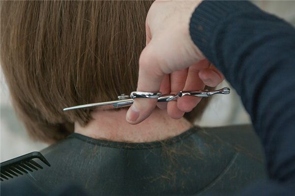What does it mean to dream of having your hair cut?
