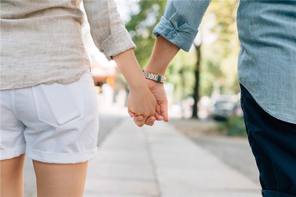 What does it mean to dream of holding hands? What does it mean to dream of holding hands?