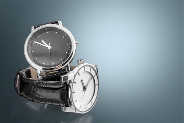 I dreamt that my husband gave me a couple's watch.